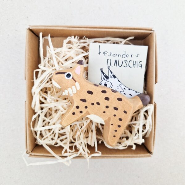 Besondere Holztiere handgemachter Luchs in Verpackung als Geschenk