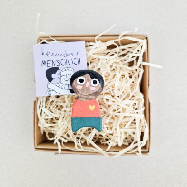 Holzfiguren Kinder - Schwarze Person - handgemacht, divers, von Besondere Holztiere